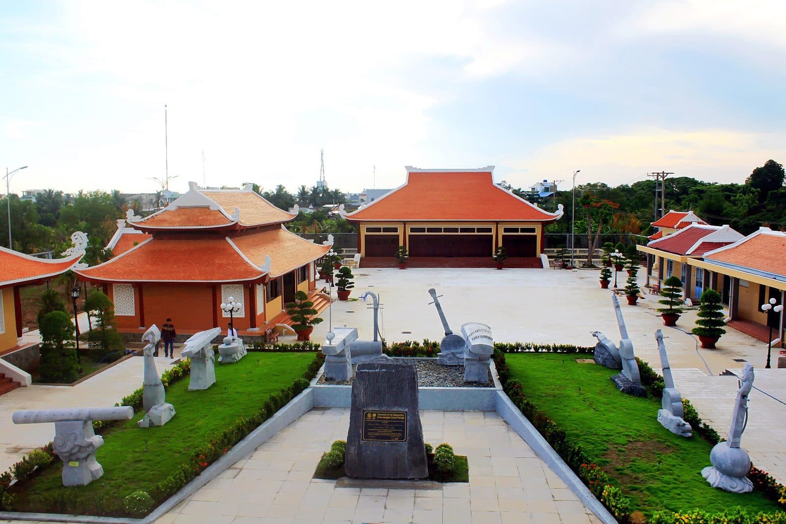 Sân khu lưu niệm nhìn từ trên cao: giữa sân là các tượng đá hình nhạc cụ, xung quanh là những dãy nhà mái ngói đỏ